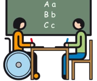 Zwei Schüler sitzen sich an einem Tisch gegenüber und schreiben. Im Hintergrund ist eine Tafel mit Buchstaben zu sehen.