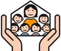 Der Umriss von einem Haus. Im Haus sind 6 Kinder und Jugendliche um eine erwachsene Person. 2 Hände halten das Haus schützend fest.